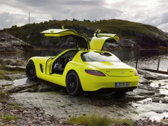 Logħba Mercedes-Benz SLS E-Cell Puzzle onlajn