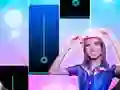 Logħba Ana emilia Piano Tiles onlajn