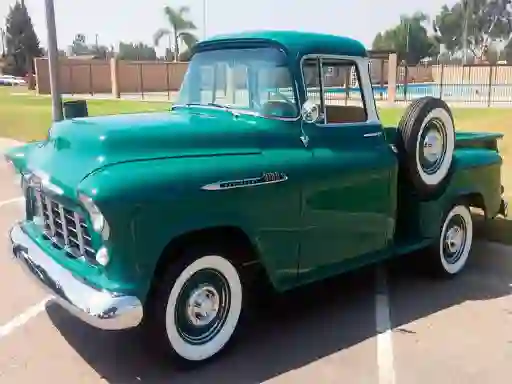 Logħba Classic Trucks Puzzle onlajn