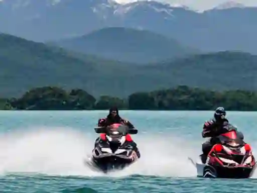 Logħba Jetski Racing World onlajn