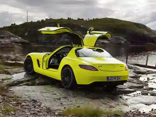 Logħba Mercedes-Benz SLS E-Cell Puzzle onlajn