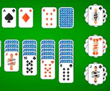 Logħba Klondike Solitaire 4 ilbiesi onlajn